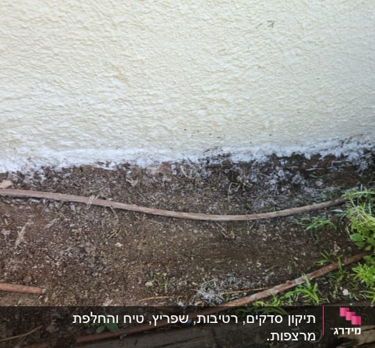 קיר עם צינורות ואדמה, קשור לשיפוץ
